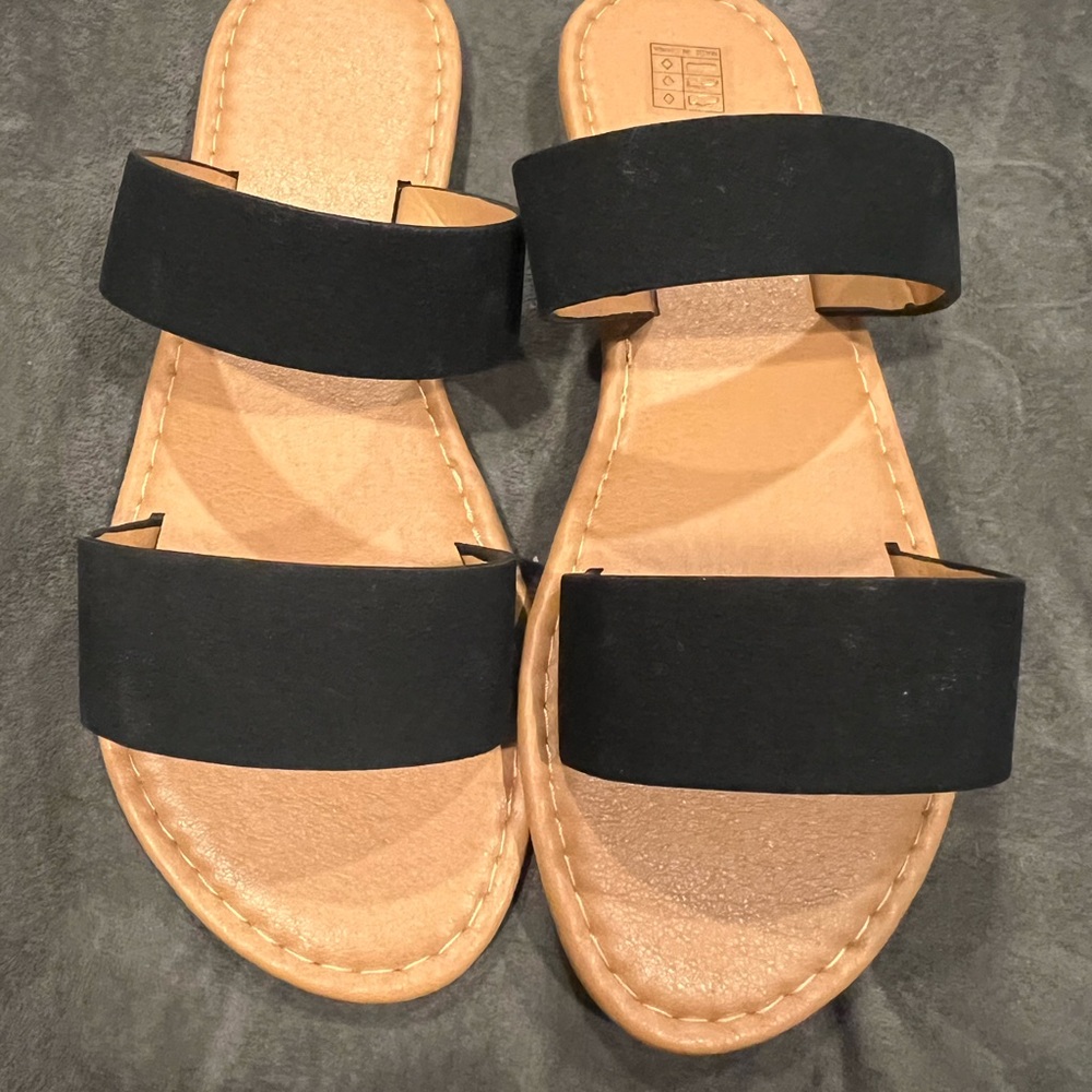Black and Tan Minimalist Sandals with Elastic Straps